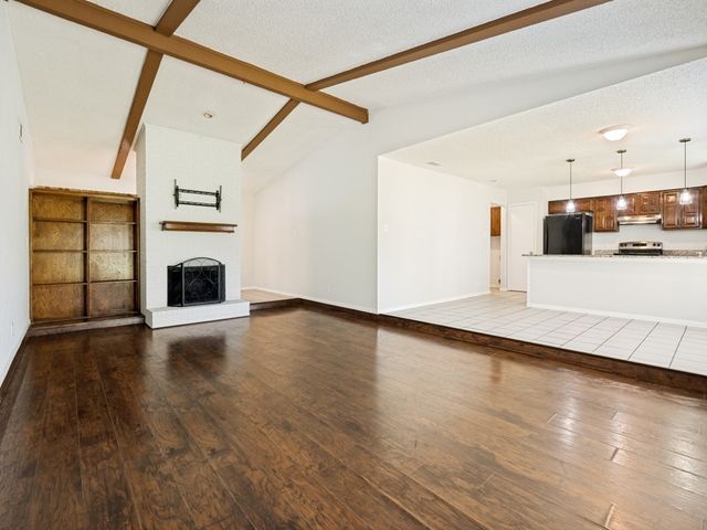 702 Woodcrest Drive, Grand Prairie, TX 75052