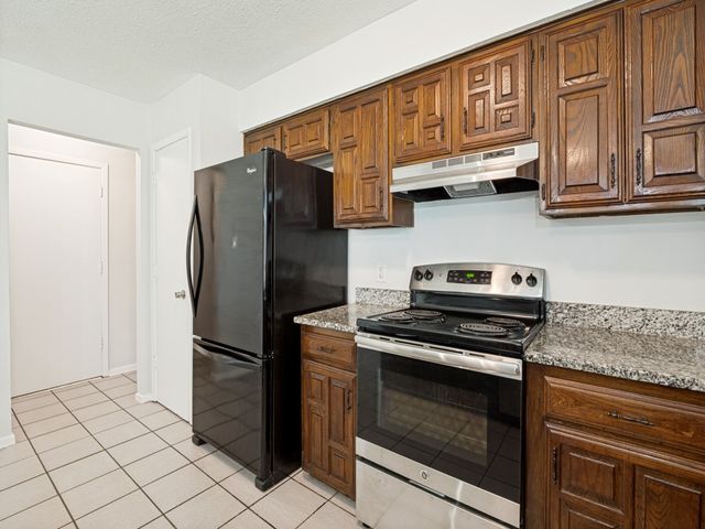 702 Woodcrest Drive, Grand Prairie, TX 75052