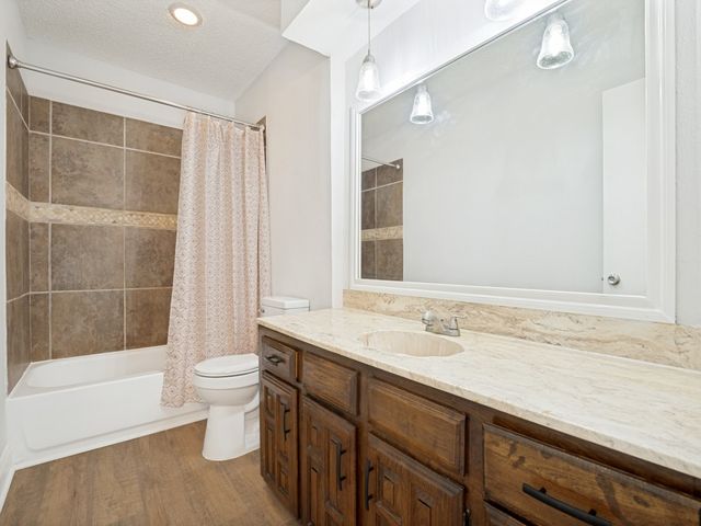 702 Woodcrest Drive, Grand Prairie, TX 75052