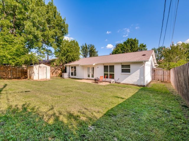 702 Woodcrest Drive, Grand Prairie, TX 75052