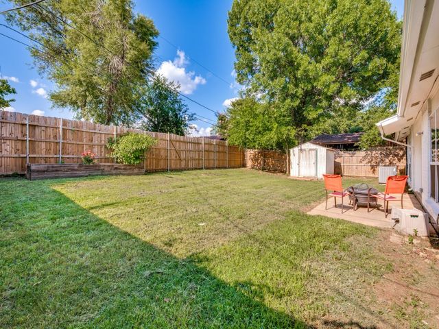 702 Woodcrest Drive, Grand Prairie, TX 75052