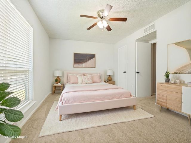 702 Woodcrest Drive, Grand Prairie, TX 75052