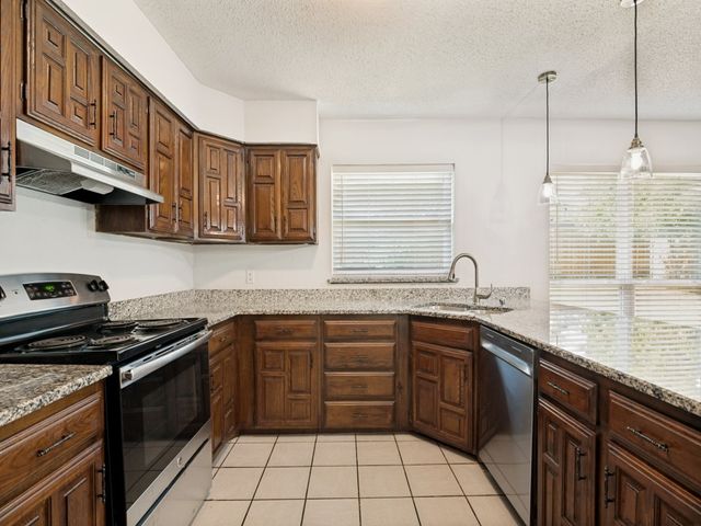 702 Woodcrest Drive, Grand Prairie, TX 75052