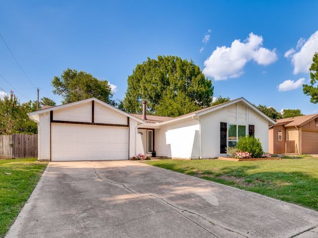 702 Woodcrest Drive, Grand Prairie, TX 75052