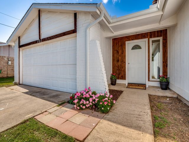 702 Woodcrest Drive, Grand Prairie, TX 75052