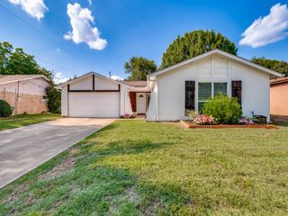 702 Woodcrest Drive, Grand Prairie, TX 75052