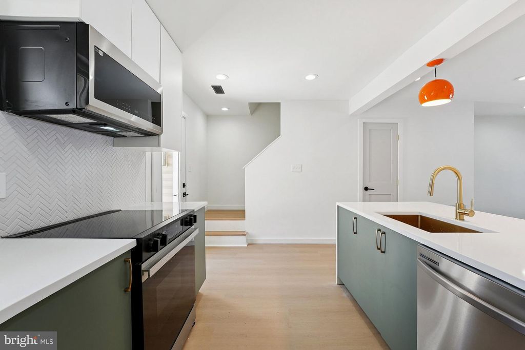 Image 9 of property listing at 3046 HEATHCOTE RD, Waldorf, MD 20602