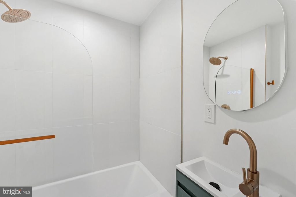 Image 12 of property listing at 3046 HEATHCOTE RD, Waldorf, MD 20602