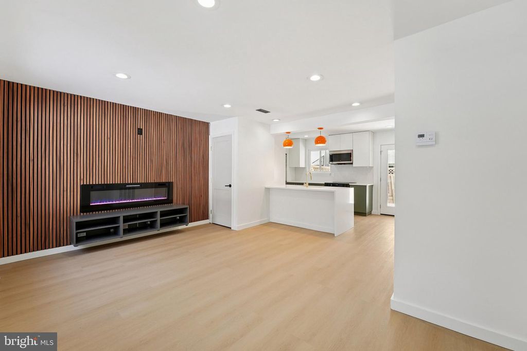 Image 3 of property listing at 3046 HEATHCOTE RD, Waldorf, MD 20602