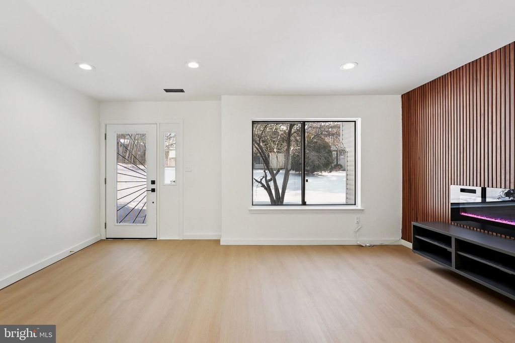 Image 6 of property listing at 3046 HEATHCOTE RD, Waldorf, MD 20602