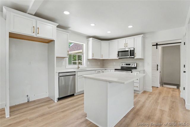 2002 Beckin Drive, Floyds Knobs, IN 47119