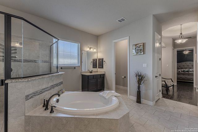 13015 Hunters Trace, St Hedwig, TX 78152