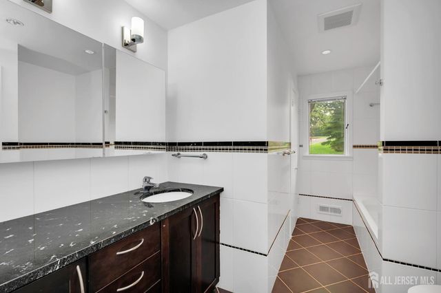 1 Wakefield Lane, Piscataway, NJ 08854