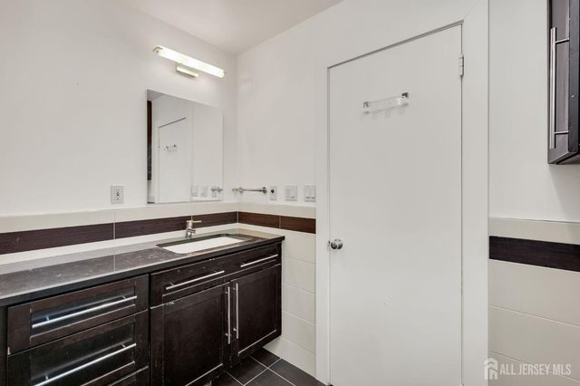 1 Wakefield Lane, Piscataway, NJ 08854