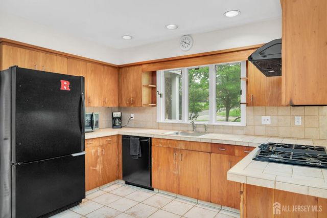 1 Wakefield Lane, Piscataway, NJ 08854