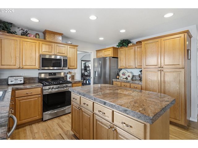 11721 SALMONBERRY Dr, Oregon City, OR 97045