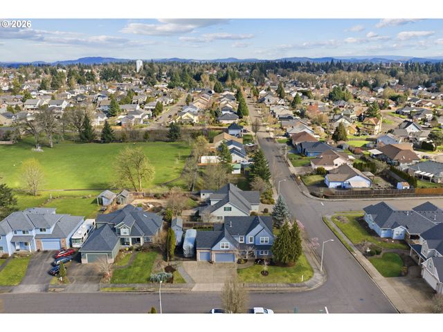 11721 SALMONBERRY Dr, Oregon City, OR 97045