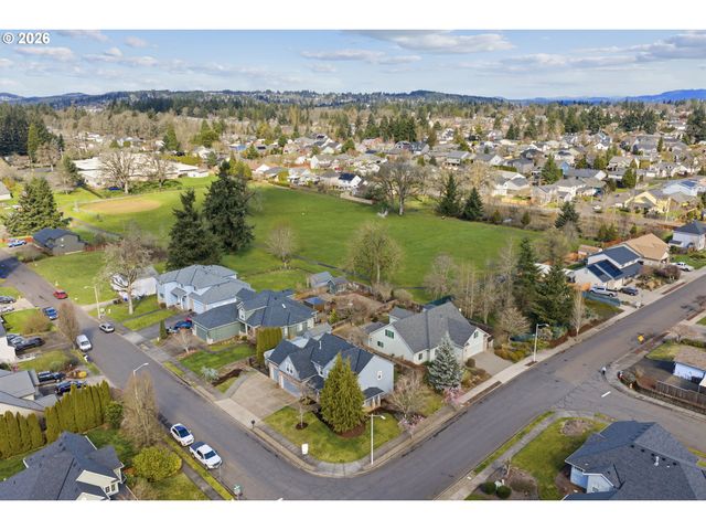 11721 SALMONBERRY Dr, Oregon City, OR 97045