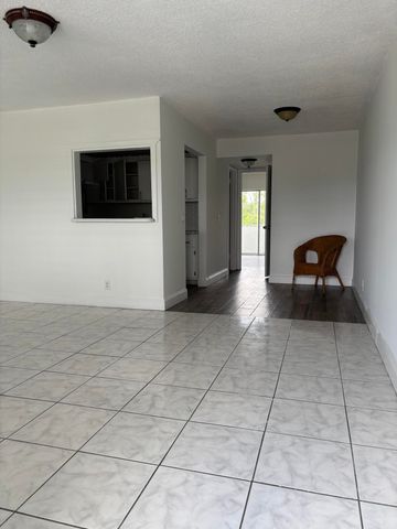 218 Windsor J, West Palm Beach, FL 33417