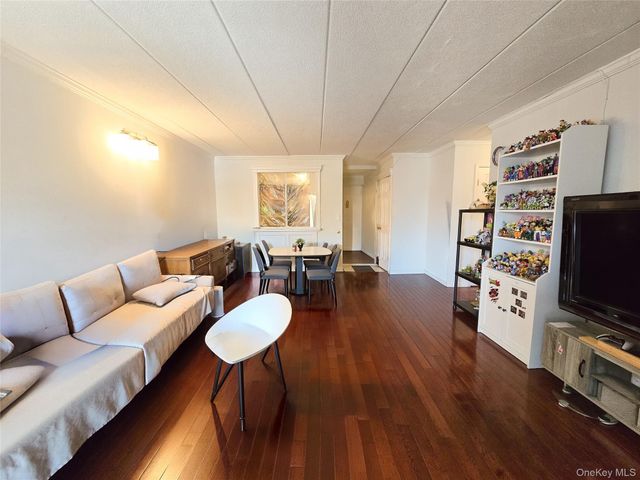 38-08 147 Street 4B, Flushing, NY 11354