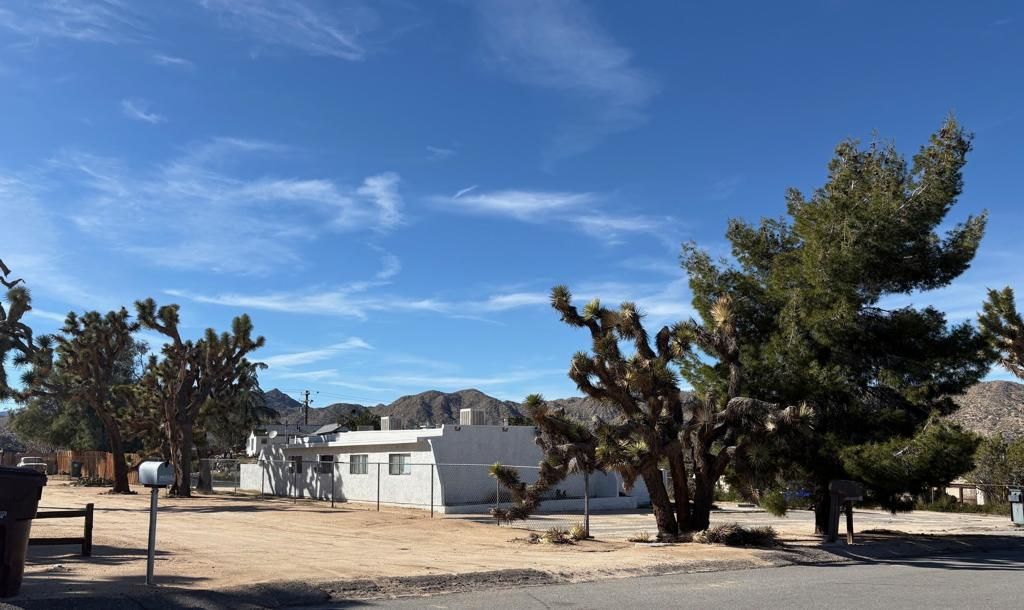 Image 6 of property listing at 7772 Jemez Trail, Yucca Valley, CA 92284