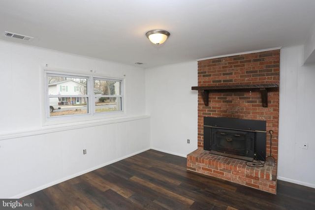 225 PENNSYLVANIA AVE, Pasadena, MD 21122