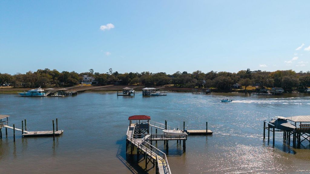 Image 5 of property listing at 13 Broughton Road, Charleston, SC 29407