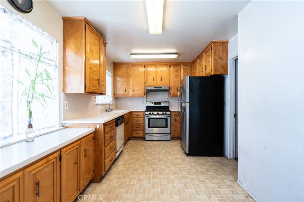 Image 11 of property listing at 10243 Saratoga Avenue, Montclair, CA 91763