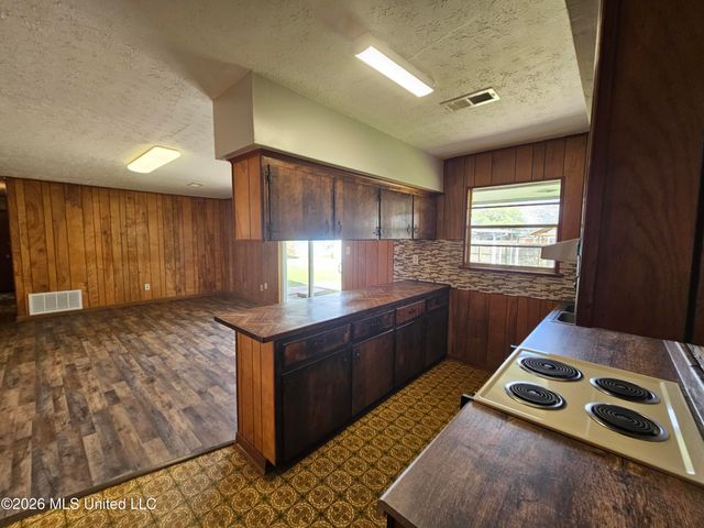 703 S Forest Avenue, Long Beach, MS 39560