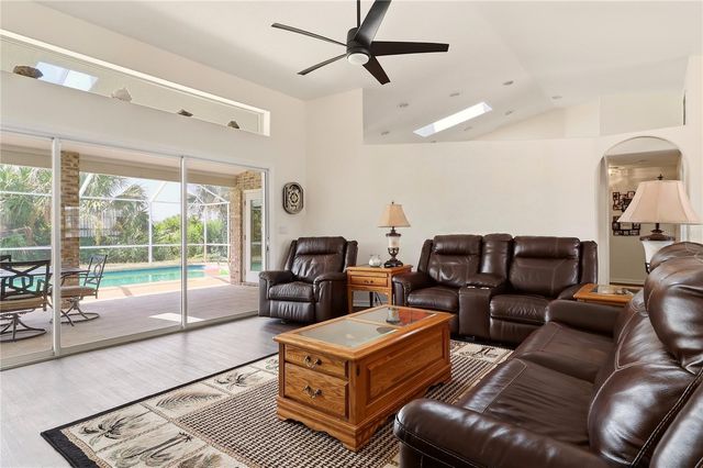 4 BEACHSIDE DR, Palm Coast, FL 32137