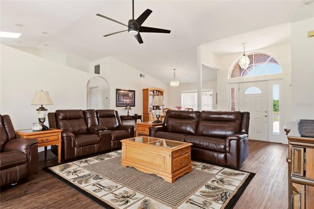4 BEACHSIDE DR, Palm Coast, FL 32137