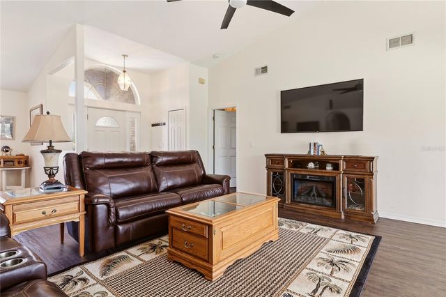 4 BEACHSIDE DR, Palm Coast, FL 32137