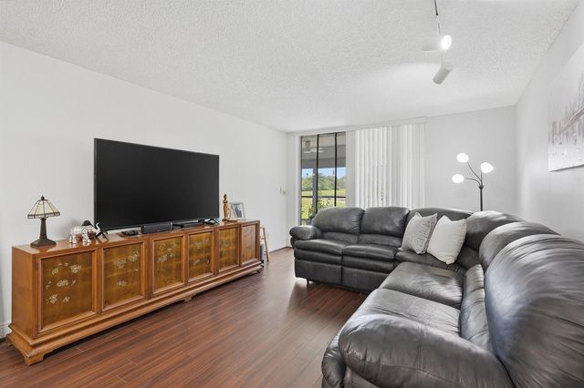 3231 Holiday Springs Boulevard 110, Margate, FL 33063