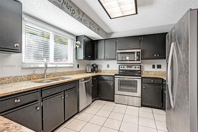 2252 SE Rainier Rd, Port St. Lucie, FL 34952