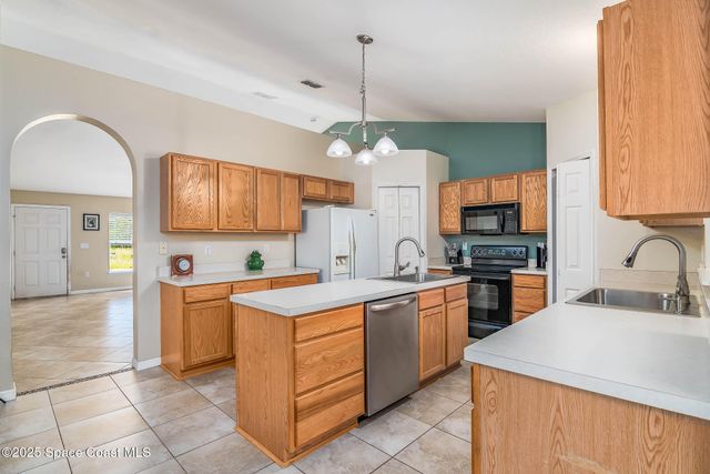 565 Lamon Street SW, Palm Bay, FL 32908