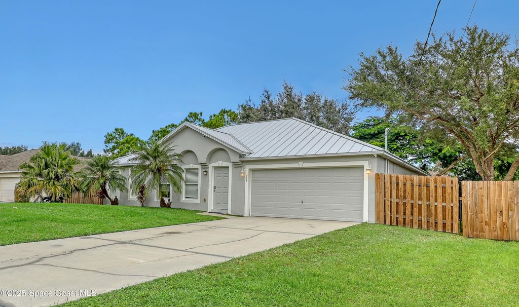 565 Lamon Street SW, Palm Bay, FL 32908