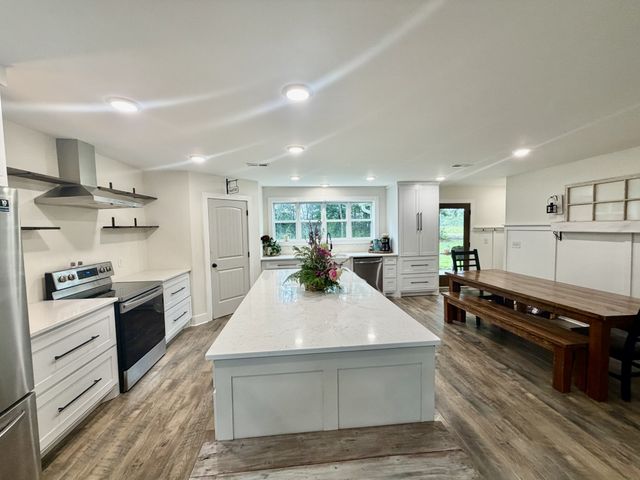77 Oakwood Ave, Summertown, TN 38483