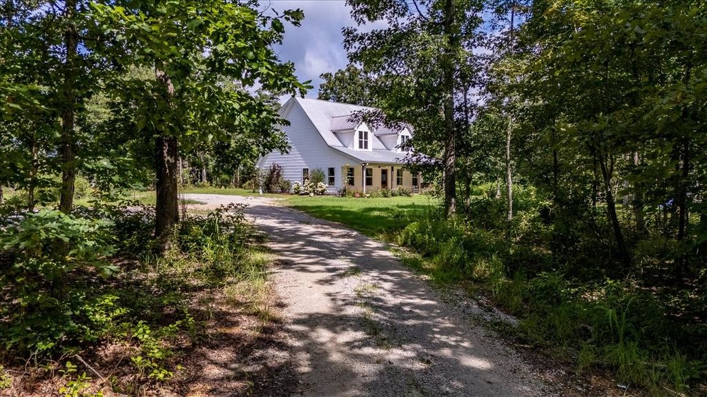 77 Oakwood Ave, Summertown, TN 38483