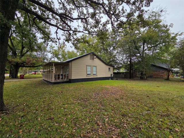 240 S College Street, Deport, TX 75435