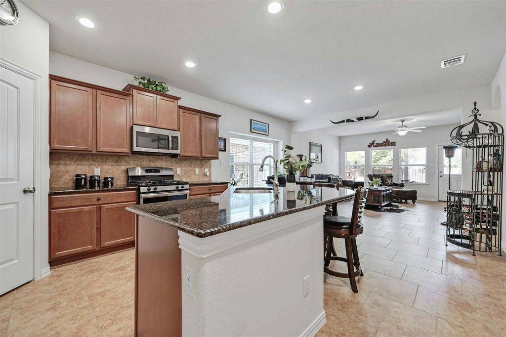 265 Shale CIR, Buda, TX 78610