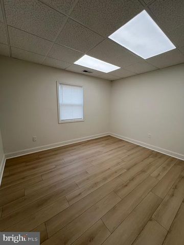 4248 CHAIN BRIDGE RD #B, Fairfax, VA 22030