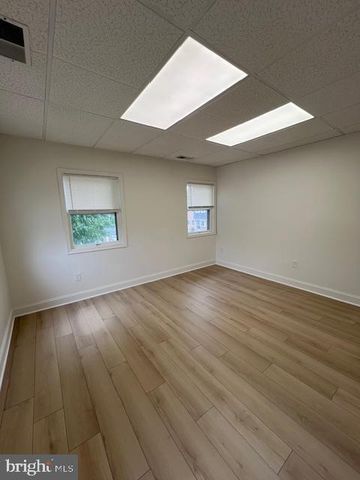 4248 CHAIN BRIDGE RD #B, Fairfax, VA 22030