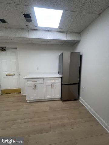 4248 CHAIN BRIDGE RD #B, Fairfax, VA 22030