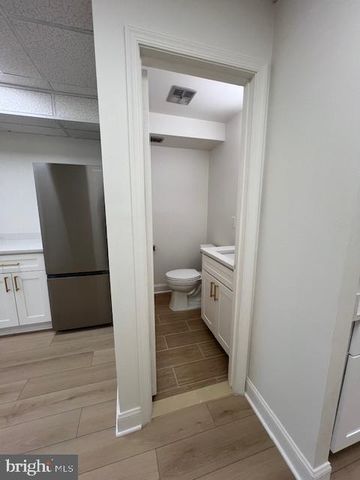 4248 CHAIN BRIDGE RD #B, Fairfax, VA 22030