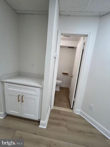 4248 CHAIN BRIDGE RD #B, Fairfax, VA 22030