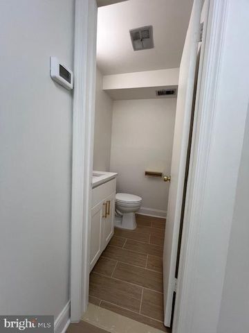 4248 CHAIN BRIDGE RD #B, Fairfax, VA 22030