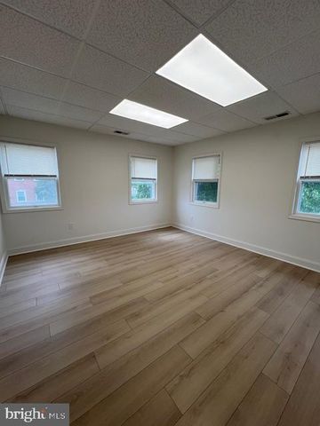 4248 CHAIN BRIDGE RD #B, Fairfax, VA 22030