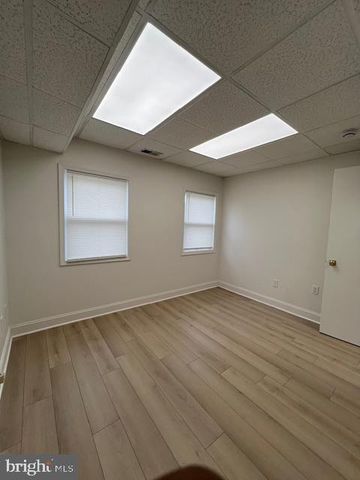 4248 CHAIN BRIDGE RD #B, Fairfax, VA 22030