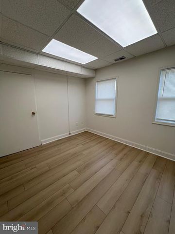 4248 CHAIN BRIDGE RD #B, Fairfax, VA 22030