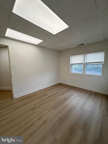 4248 CHAIN BRIDGE RD #B, Fairfax, VA 22030